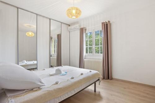 une chambre avec un grand lit et un grand miroir dans l'établissement Villa St Raphaël, 6 pers, piscine, à Saint-Raphaël