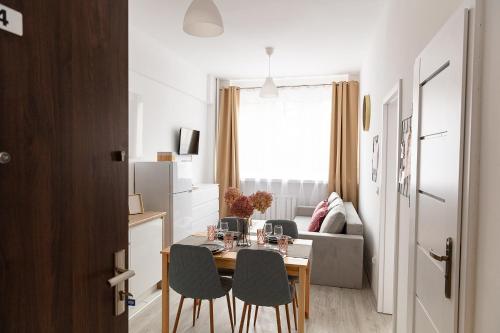 a small apartment with a dining room table and chairs at Apartamenty Ogrodowa in Zielona Góra