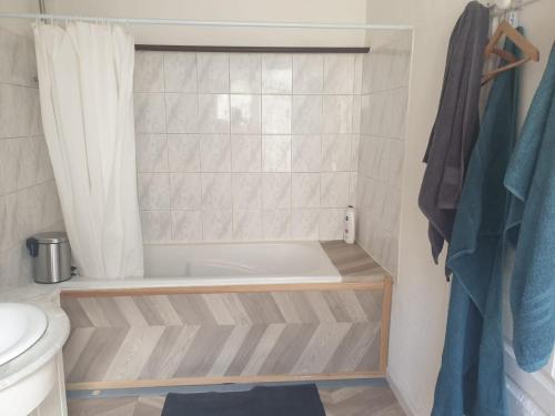 La petite salle de bains est pourvue d'une baignoire et de toilettes. dans l'établissement Petit Studio Centre Cambrai, à Cambrai