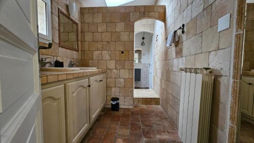 une salle de bain avec un lavabo et une douche dans l'établissement Mas au Cœur de La Provence & SPA, à Saint-Cannat