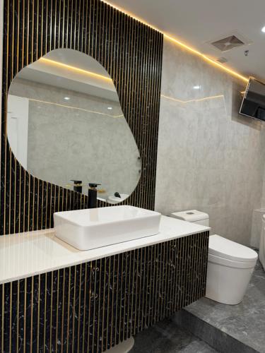 Un baño de City View at MAKATI Prime Luxury