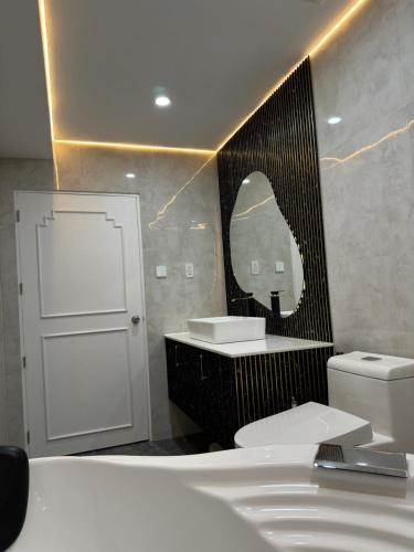 Un baño de City View at MAKATI Prime Luxury