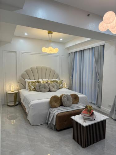 Una cama o camas en una habitación de City View at MAKATI Prime Luxury