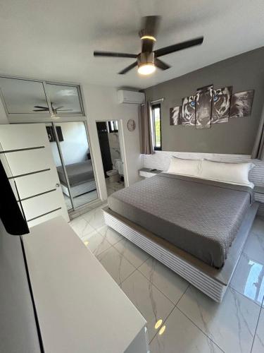 una camera da letto con un letto e un ventilatore a soffitto di Level suites Penthouse a Sosúa