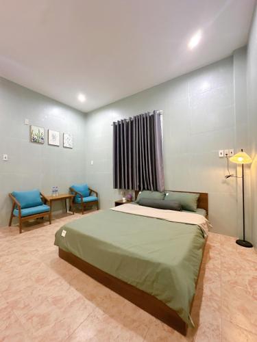Ένα ή περισσότερα κρεβάτια σε δωμάτιο στο Moja House Hue