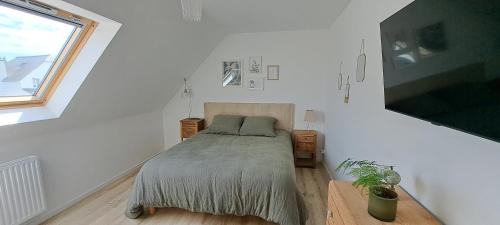 une chambre avec un lit et une grande fenêtre dans l'établissement MoLiMa 500m de la mer, à Loctudy