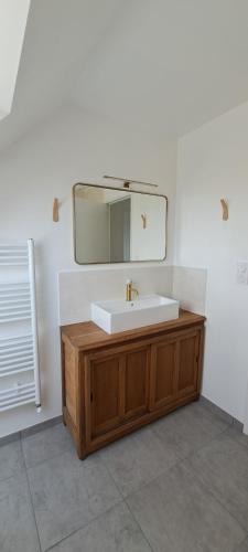 une salle de bain avec un lavabo et un miroir dans l'établissement MoLiMa 500m de la mer, à Loctudy