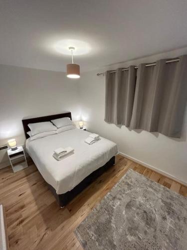 Una cama o camas en una habitación de Key West Suites