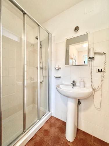 a bathroom with a sink and a shower at Alloggio Agrituristico Ronchi Di Fornalis in Cividale del Friuli