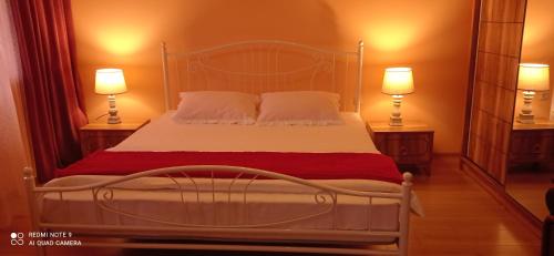 una camera da letto con un letto bianco con due lampade di GUEST HOUSE RIMAS HOME a Khulo