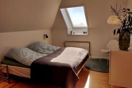 una camera da letto con un letto e una finestra di 2vær lejlighed - Dronninglund a Dronninglund
