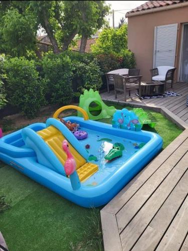 - une piscine de jouets pour enfants dans un jardin dans l'établissement Villa Isalia, proche Aix-en-Provence, à Rousset