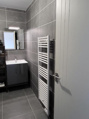 La salle de bains est pourvue d'un lavabo et d'une porte blanche. dans l'établissement Villa Isalia, proche Aix-en-Provence, à Rousset