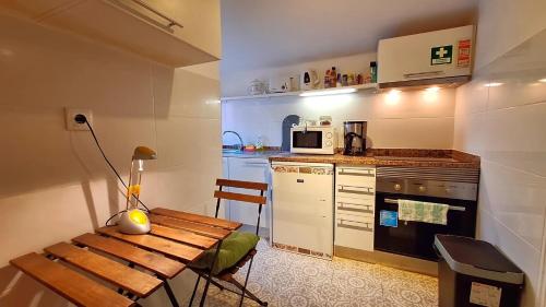 eine kleine Küche mit Holztisch und Herd in der Unterkunft Costa do Castelo Terrace, em Rua dos Lagares 8 in Lissabon