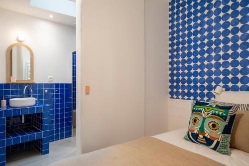 1 dormitorio con pared de azulejos azules y lavamanos en New Mediterranean-Style T2 -Greater Paris district, en Malakoff
