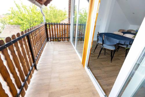 einen Balkon mit einem Tisch und einem Esstisch in der Unterkunft One-bedroom apartment with terrace in Darda