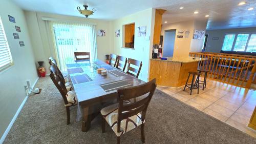 a dining room with a long table and chairs at Booking - Hoskere Homes in Sandy