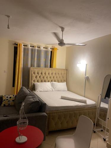 Postel nebo postele na pokoji v ubytování Shalimin Homes3- baobab beach bofa