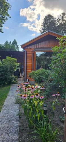 een klein huis met bloemen ervoor bij De Bosuil in Putten