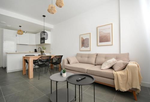 a living room with a couch and a kitchen at GALIHOST - Apartamento en Playa de Compostela in Vilagarcia de Arousa