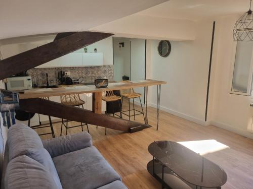 un salon avec un canapé et une table avec des chaises dans l'établissement Le Palais Longchamp Marseille, à Marseille