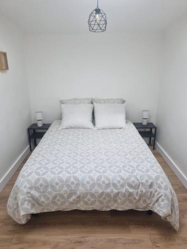 - une chambre blanche avec un lit et deux oreillers dans l'établissement Le Palais Longchamp Marseille, à Marseille