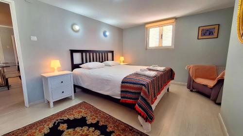 ein Schlafzimmer mit einem Bett, einem Tisch und einem Stuhl in der Unterkunft Costa do Castelo Terrace, em Rua dos Lagares 8 in Lissabon