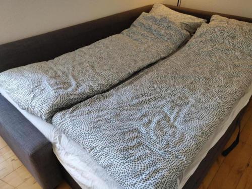 een bed met twee dekens erop bij Rummelig lejlighed - i Dronninglund in Dronninglund