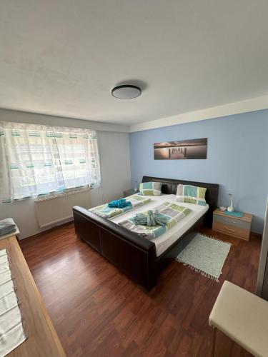 a bedroom with a large bed in a room at Ferienwohnung Brennseeblick in Feld am See