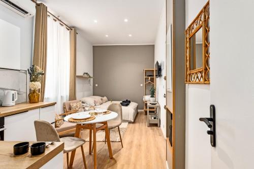 Il comprend une petite cuisine et un salon avec une table et des chaises. dans l'établissement Maison dutto, à Menton