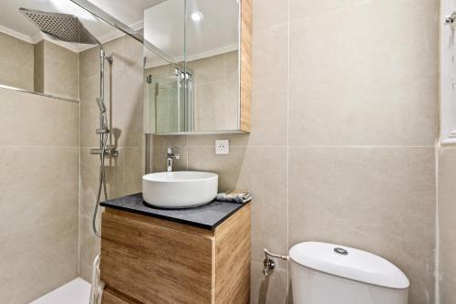 une salle de bain avec un lavabo, des toilettes et une douche dans l'établissement Maison dutto, à Menton