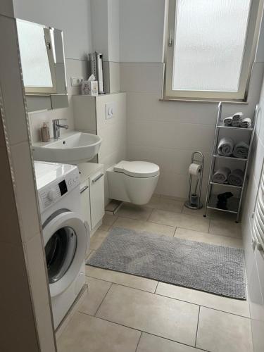 un bagno con lavatrice e lavandino di Szenetreff City a Würzburg