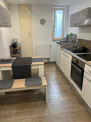 una cucina con mobili bianchi e un piano di lavoro di Szenetreff City a Würzburg