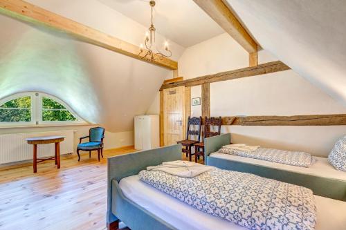 Postel nebo postele na pokoji v ubytování Katen am Schwanenteich - Graue Kate