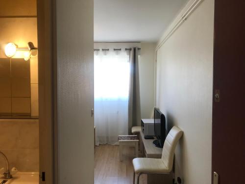 une chambre avec télévision et une chambre avec fenêtre dans l'établissement Momo, à Nancy