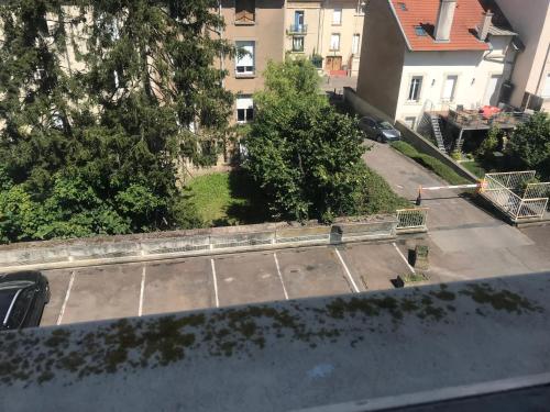 une vue aérienne sur un parking d'une ville dans l'établissement Momo, à Nancy