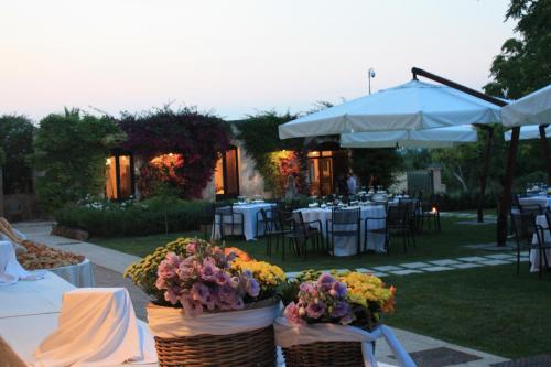 a table set up for a wedding with flowers in baskets at Cefalicchio B&B in Canosa di Puglia