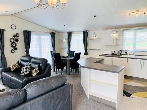 Gallery image of 2 Bedroom Lodge, OG30, Shanklin, Isle of Wight in Shanklin