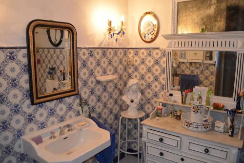 une salle de bain avec un lavabo et un miroir dans l'établissement Grand T5 bourgeois Canebiere, à Marseille