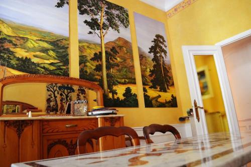 une salle à manger avec un tableau au mur dans l'établissement Grand T5 bourgeois Canebiere, à Marseille