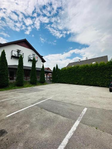 a parking lot in front of a building at Vyskoč na hory in Nová Lesná