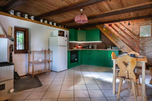 Kuchyň nebo kuchyňský kout v ubytování Chatka Sikorówka-SAUNA JACUZZI-Bizoręda
