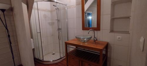 une salle de bain avec une douche et un lavabo et un lavabo dans l'établissement Maison familiale pour 10 personnes au centre à St Georges d'Oleron, à Saint-Georges-dʼOléron