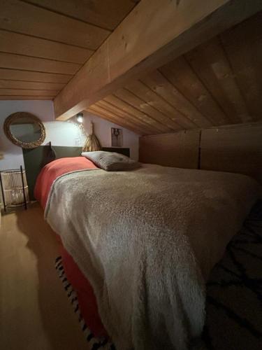 une chambre avec un grand lit dans une pièce dans l'établissement Studio RDC terrasse , climatisé, tout confort, à Lunel