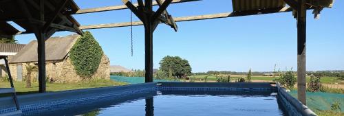 - une piscine d'eau dans une maison avec fenêtre dans l'établissement Ty Koant, à Cléder