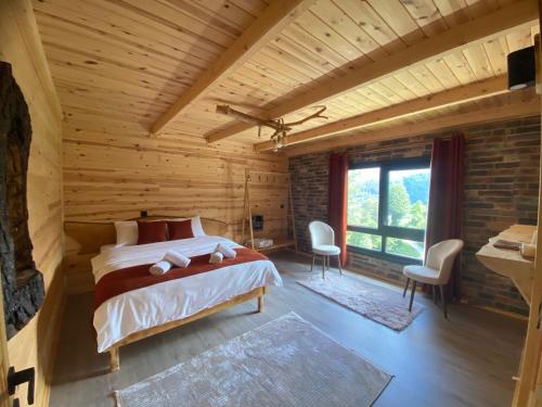 a bedroom with a bed in a log cabin at Mira Suit Apart in Çamlıhemşin