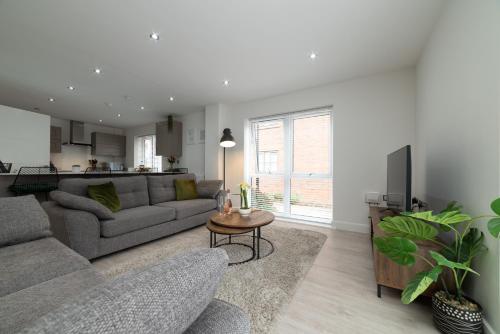a living room with a couch and a table at Luxury Duplex 2-Bed Apartment Fruit Market Marina in Hull