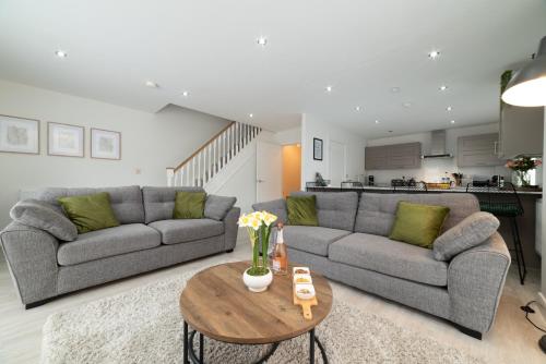 a living room with two couches and a table at Luxury Duplex 2-Bed Apartment Fruit Market Marina in Hull