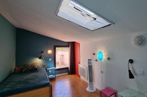 a small room with a bed and a window at Coste in Mollans-sur-Ouvèze