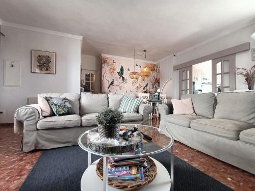 a living room with a couch and a table at B&B Villa Deseada in Periana